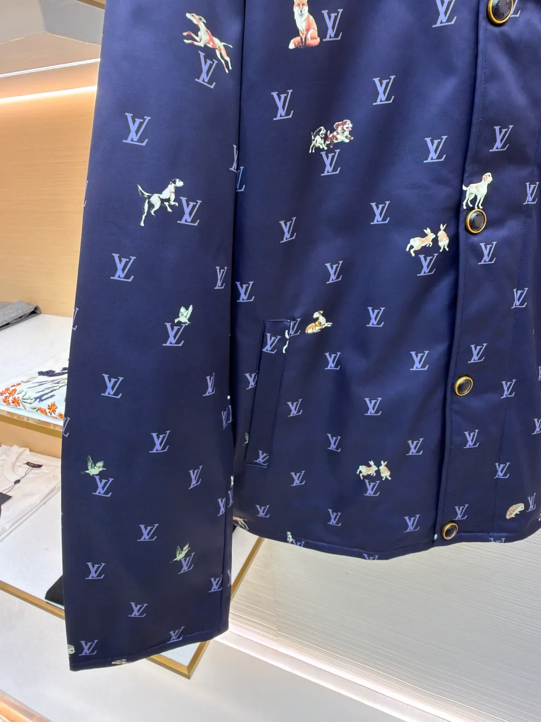 LOUIS VUITTON corduroy lapel animal print jacket ●Original version: 25500 purchased and developed ●Item number: 1681800-C00 ●Fabric: high-density polyester nylon fabric ●Technology: digital direct printing ●Color: blue ●Type: fitted version ●Weight: about 805 grams ●Size: 46-48-50-52 ●Description: This LOUIS VUITTON corduroy lapel jacket is made of high-density twill fabric base, and the surface is combined with corduroy texture splicing, taking into account both stiffness and soft touch. The body pattern uses digital direct printing technology to accurately print the LV logo and animal elements on the fabric. The color is full and not easy to fade. The collar is made of contrasting corduroy material, and the positioning and cutting process is used to ensure the alignment of the splicing; the front placket is equipped with metal buttons, and the surface of the buttons is matte-plated for a refined and durable texture. The version has a loose lapel design, and the shoulders and armholes are three-dimensionally cut, with precise stitching to improve the fit. The overall process pays attention to the details of pattern positioning and fabric splicing. The edges are overlocked to take into account brand recognition and practical wearability. It is recommended to hand wash to protect the printing and fabric texture. The overall wiring is straight and delicate, the fabric is comfortable and soft, and the color is consistent without color difference. It can be matched with the same style to create a fashionable look and control various occasions. Customized accessories, complete with three standards, same style for men and women!